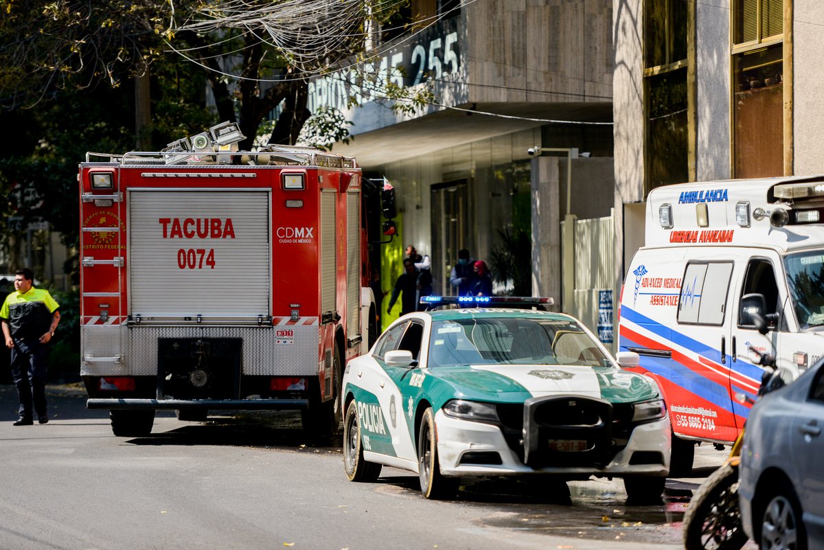 Los <a href="/Bomberos_CDMX/">Bomberos Ciudad de México Oficial</a> del Sector Tacuba y elementos de la <a href="/SSC_CDMX/">SSC CDMX</a> apagaron el incendio. Personal de la <a href="/AlcaldiaMHmx/">Alcaldía Miguel Hidalgo</a> jamás llegó. ¿Se habrán ido nuevamente de fin de semana, <a href="/mauriciotabe/">Mauricio Tabe Echartea</a>?