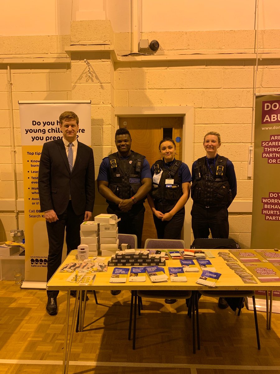 KentPoliceGrav's tweet photo. PCSO with the Police Crime Commissioner #MatthewScott at #IsteadRise Community Centre raising #awareness for #mentalhealth SA https://t.co/gbsl7BtG9e
