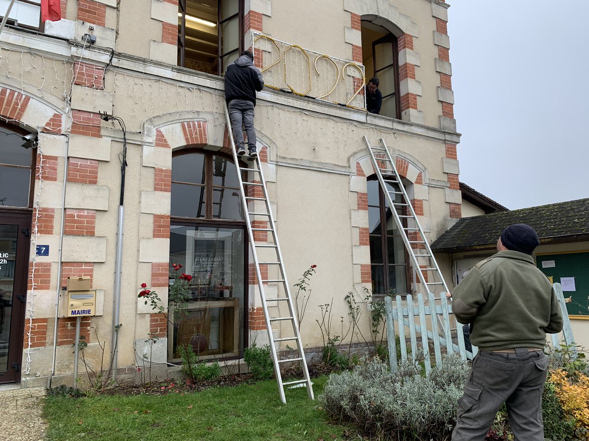 ComitefetesSMDL's tweet photo. Troisième jour de préparation des guirlandes de Noël @Mairie_SMDL. 🎄

#ComiteSMDL #SaintMarsdeLocquenay #Sarthe https://t.co/ab7Vc8Cc0O