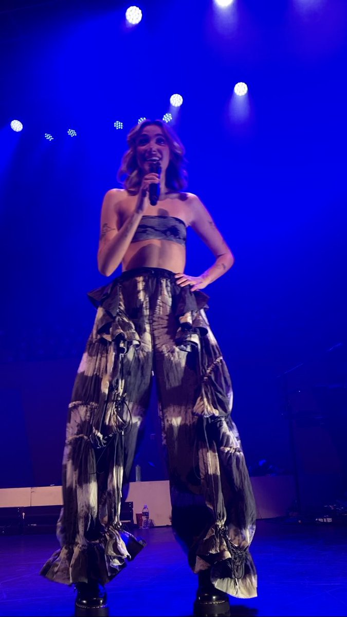 tlicraindrops's tweet photo. BEST NIGHT EVER YUPP @oliviagobrien https://t.co/cseWYXppOw