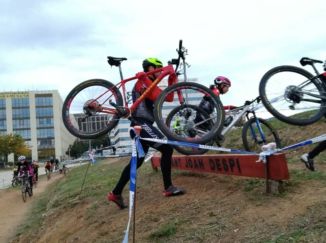 CC_SJD's tweet photo. Aquesta tarda escalfat en el circuït de #cxsantjoandespi
#cxsantjoandespi2021
#ParcCiclistadelLlobregat
#CopaCatalanaCX2021
#CopaCatalanaCX
#ccsjd
#cebllob
#parcciclistallobregat
@ciclismecat 
@cebllob 
@DESPIesport https://t.co/Kc4Cyy51is