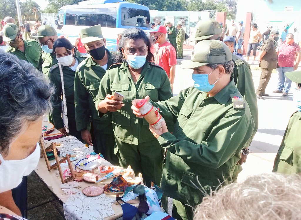 Gob_StgoDeCuba's tweet photo. 🇨🇺 Desde el barrio también se garantiza la defensa de la Patria. Así lo demostró hoy la comunidad "30 de Noviembre" de #SantiagodeCuba durante los ejercicios de preparación del pueblo en el Día Nacional de la #Defensa. #CubaVive

@BeatrizJUrrutia @RamnMonte1 @MedinaOdexa https://t.co/Ql6VqTHgnl