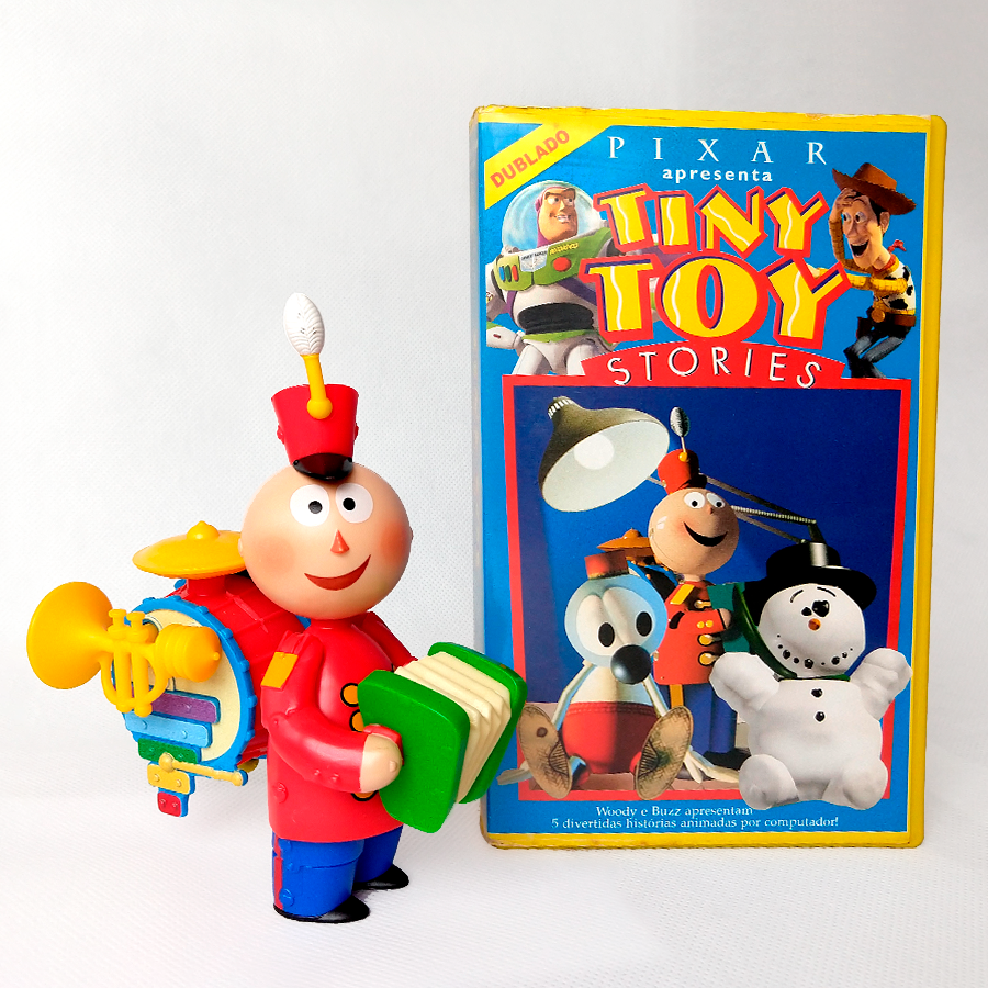 PixarBrasilBlog's tweet photo. Começando a série #VHSsaturday com a raridade #Pixar apresenta #TinyToyStories, dublado. Lançado no Brasil pela Abril Vídeo em 1997, com André & Wally B, Luxo Jr, Tin Toy, O Sonho de Red e Knick Knack, os 5 primeiros #curtasPixar! Quem tem esse na coleção?! #pixarshorts #vhs https://t.co/ruk1o8hNzY