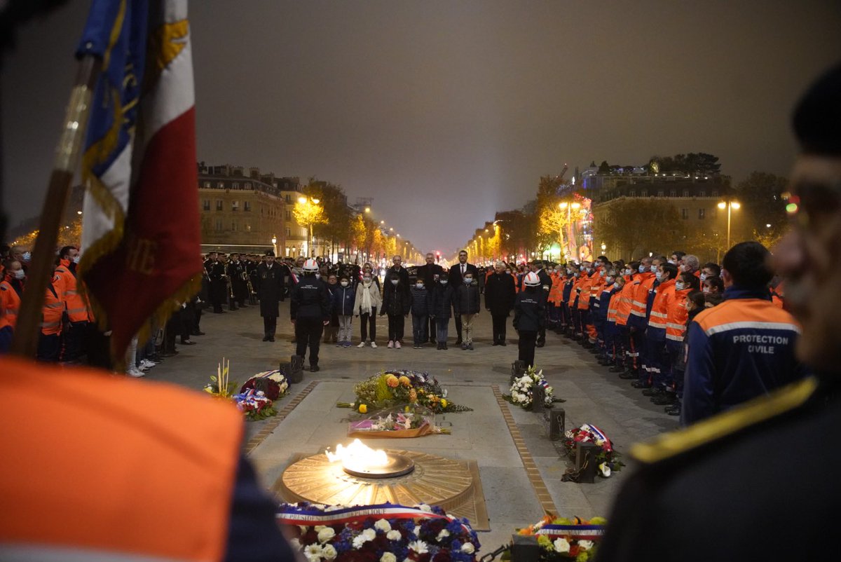 ProtecCivilefr's tweet photo. Aujourd’hui, la Protection Civile  participe à la Cérémonie du Ravivage de la Flamme du Soldat inconnu.  

Plus de 600 bénévoles sont venus de tous les départements de France pour se réunir sous l'Arc de Triomphe. https://t.co/So0w8yxDYl
