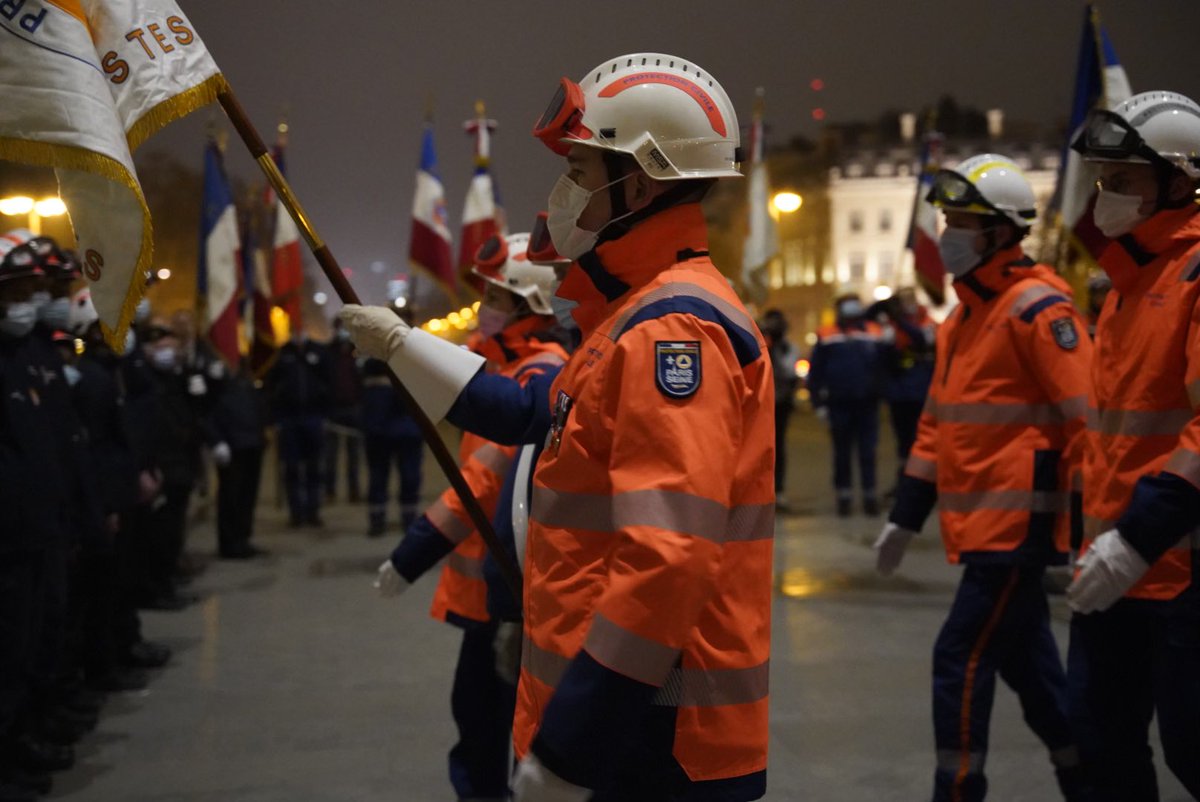 ProtecCivilefr's tweet photo. Aujourd’hui, la Protection Civile  participe à la Cérémonie du Ravivage de la Flamme du Soldat inconnu.  

Plus de 600 bénévoles sont venus de tous les départements de France pour se réunir sous l'Arc de Triomphe. https://t.co/So0w8yxDYl