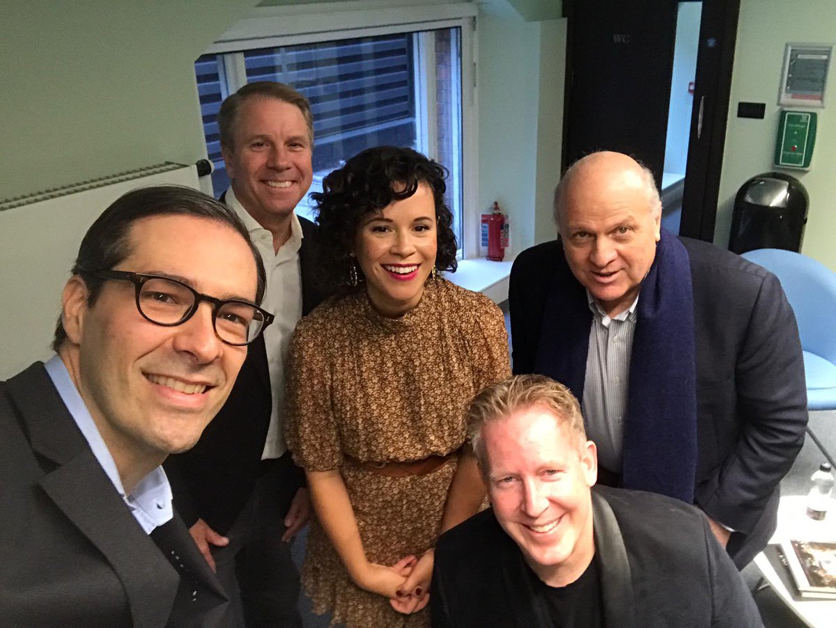 FlaviaSantoroT's tweet photo. Hoy @jpuyana de @PROCOLOMBIACO conversando con @thejaredbush, director de @EncantoMovie, Clark Spencer, presidente de @DisneyAnimation, y @ChariseCastroS1, escritora de la película. Gracias a #Disney por compartir este gran momento con nuestro equipo de Londres. #Encanto. https://t.co/PVDlo5291h