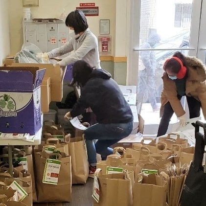 cpc_nyc's tweet photo. CPC Brooklyn Community Services continues to partner with GrowNYC to distribute fresh food boxes to community members! With our partner organizations and supporters, CPC has distributed over 200,000 lbs. of food since the pandemic began! #AdvancingourCommUNITY https://t.co/qVjfWaXDTt