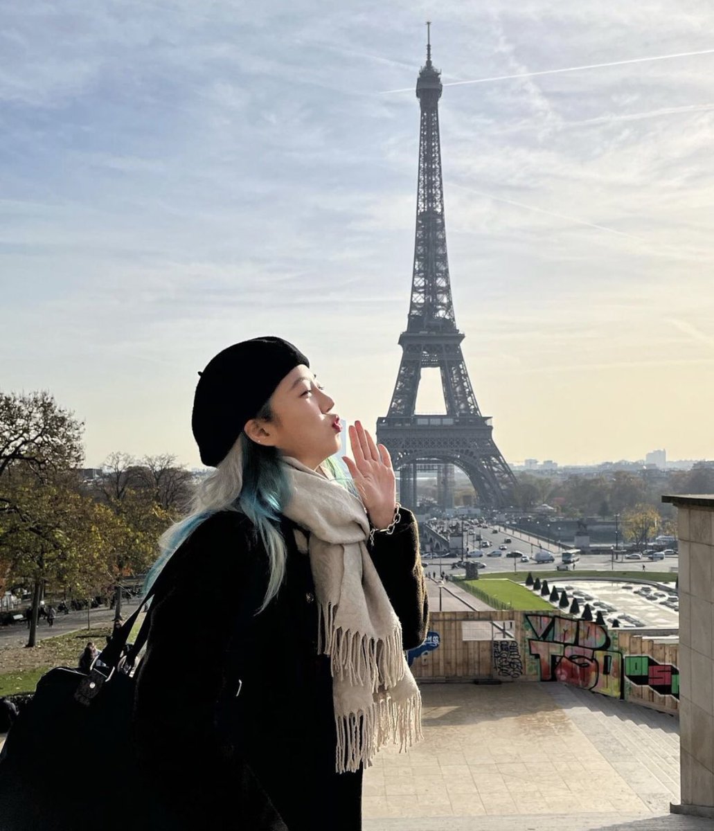 Kaachi_Colombia's tweet photo. [TRAD]
20;11;2021 - COCO

Coco con la Torre Eiffel 🇫🇷❤️ 
[fran] Puedo quedarme a vivir en Paris? #pequeñodescanso #vacaciones 

#kaachi @kaachiofficial https://t.co/9AphLlqh0y
