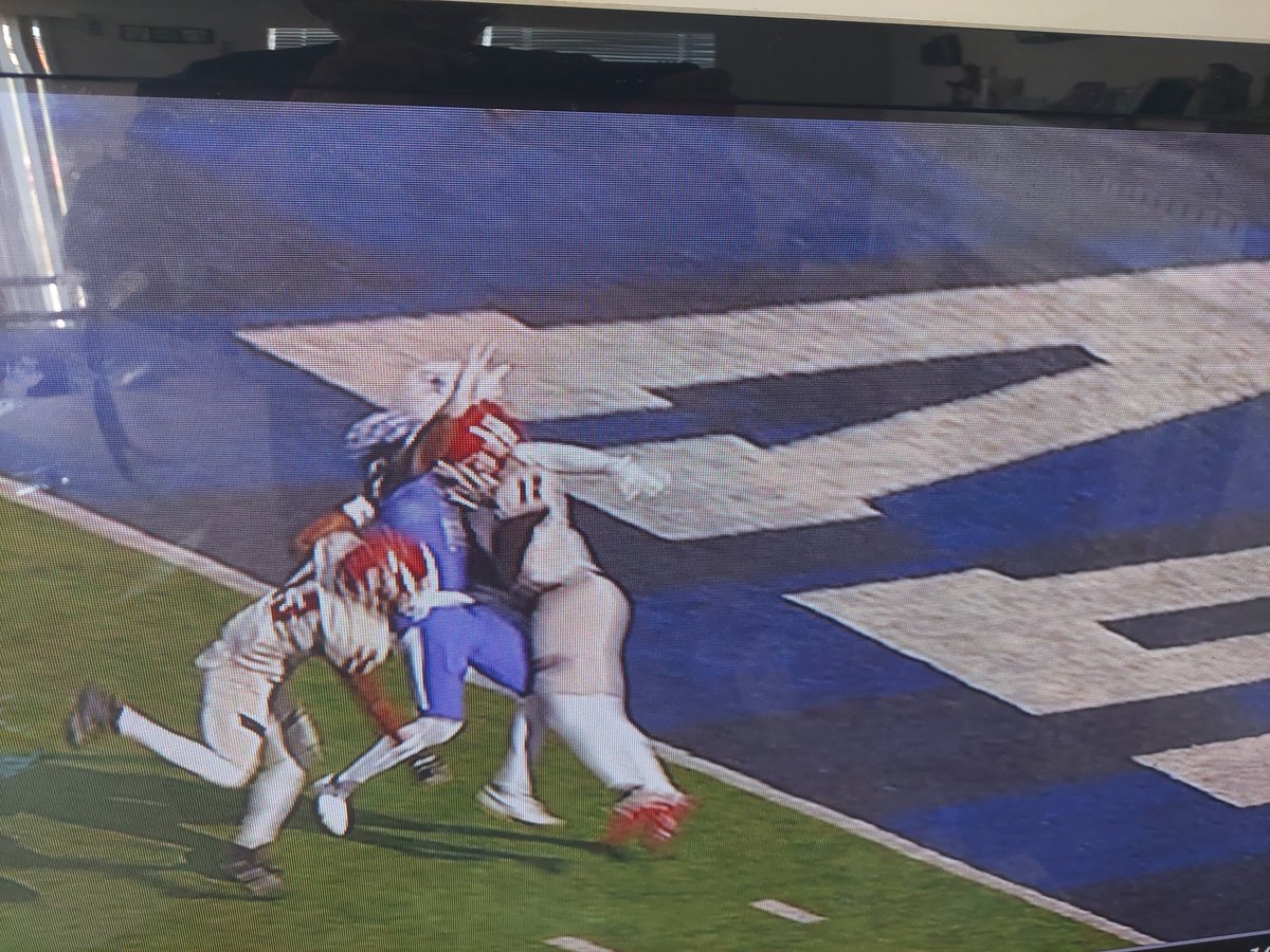 RowlandRIVALS's tweet photo. Plays like this are why targeting has become an emphasis. Very dangerous play. Worst officiating crew this season. https://t.co/4jODb1DwPI