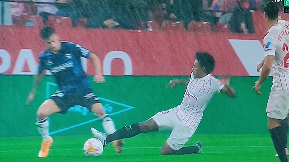 SVQBRS1's tweet photo. La falta del penalti.
El penalti.
El tercer ¿gol? https://t.co/bgoairoPI4