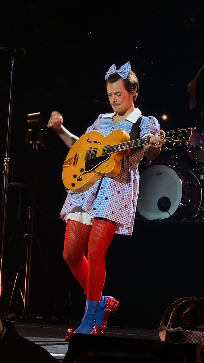 TAStyless's tweet image. Here’s a never before seen photo of Harry…ik this Bc I took this :) love u H #HarryStylesLoveOnTour #HarryStyles #HSLOT #Harryween #harryweenn1