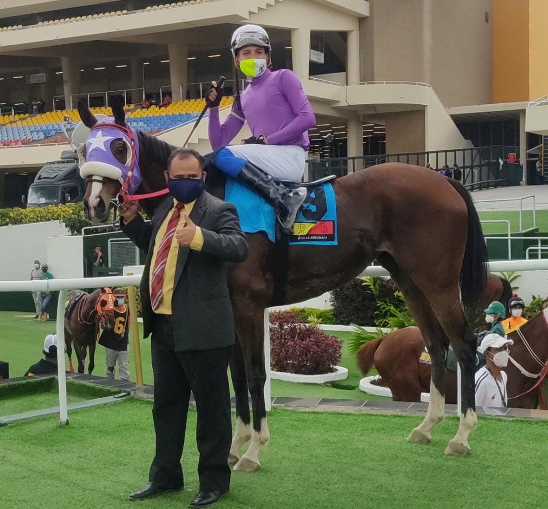 #EnFotos 📸 | La nacida y criada en el Haras Monumental (<a href="/LUMITO/">LUMI MITO</a>), "Harleyquinn" (9), obtiene un fácil triunfo en la 3era. carrera del programa, con la monta de Cipriano Gil y entrenada por Renzo Romero.

➡️ En el 2do. lugar arribó "Valeska" (4).

#Hipismo