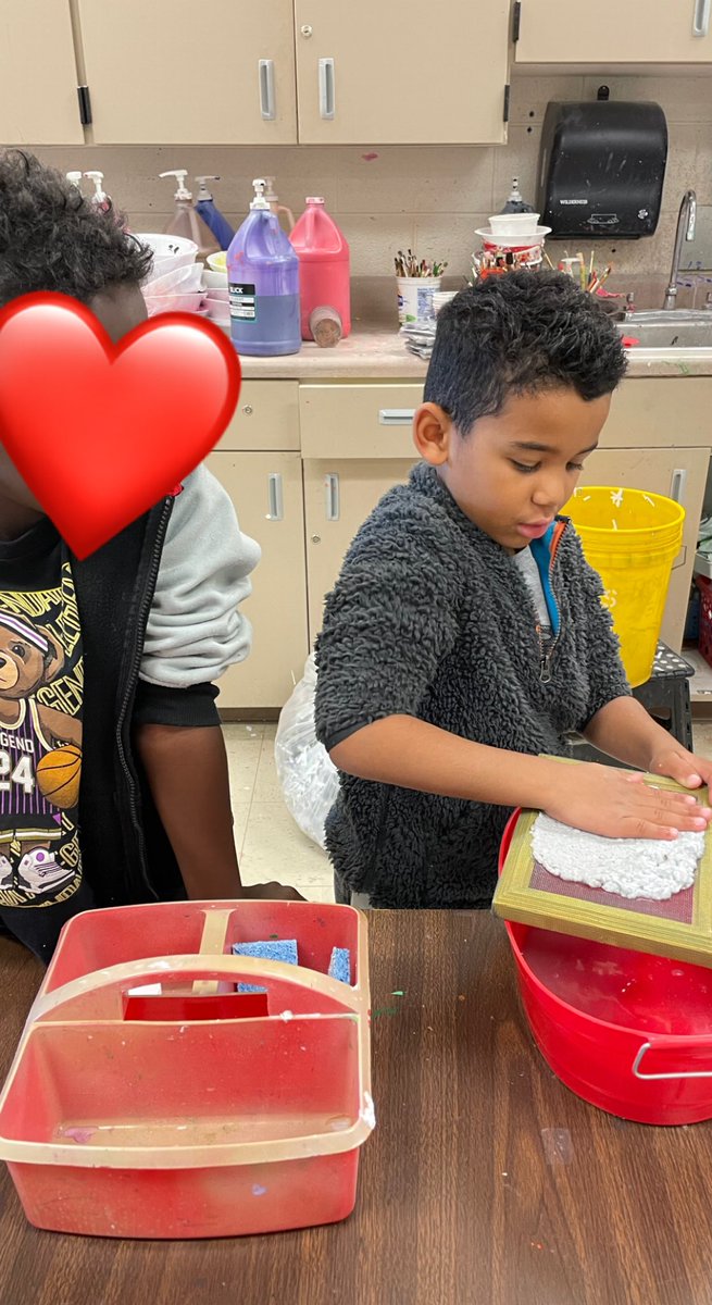 First grade RTI group read geodes “How To Make Paper” story, s wrote about process and @DressForMess opened her room to make paper. S will use this paper after break for printing making trick words from Fundations after geodes story!! #title1teacher <a href="/howard_steam/">Howard Elementary STEAM</a> @co_sumner