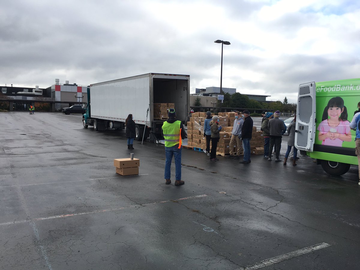 westseattleblog's tweet photo. Also giving out turkeys and groceries, @WSFoodBank at @SouthSeattleCC north lot. About 200 gone, 300 left. No line. https://t.co/n1I9yrhVjC