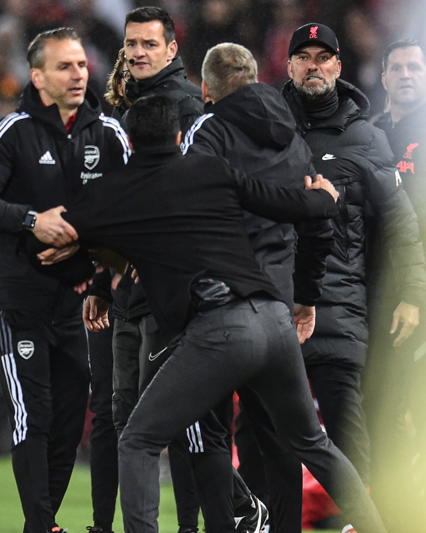 B/R Football on Twitter: &quot;Jurgen Klopp and Mikel Arteta are going at it 😡  https://t.co/iKzEY4KCWl&quot; / Twitter