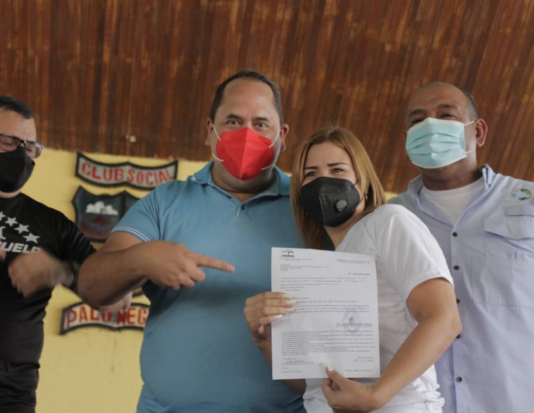 regulolacruz's tweet photo. #20Nov Junto a mis hermanos de lucha @leoalvacabrera @WILSONCOY y @JulioMeloGPP entregamos la titularidad a docentes de los Municipios: Libertador, Sucre y Lamas! Una vez más el Gobierno Bolivariano reconociendo los méritos de nuestros educadores!! #SigamosJuntos @NicolasMaduro https://t.co/Y23vgt0u7K