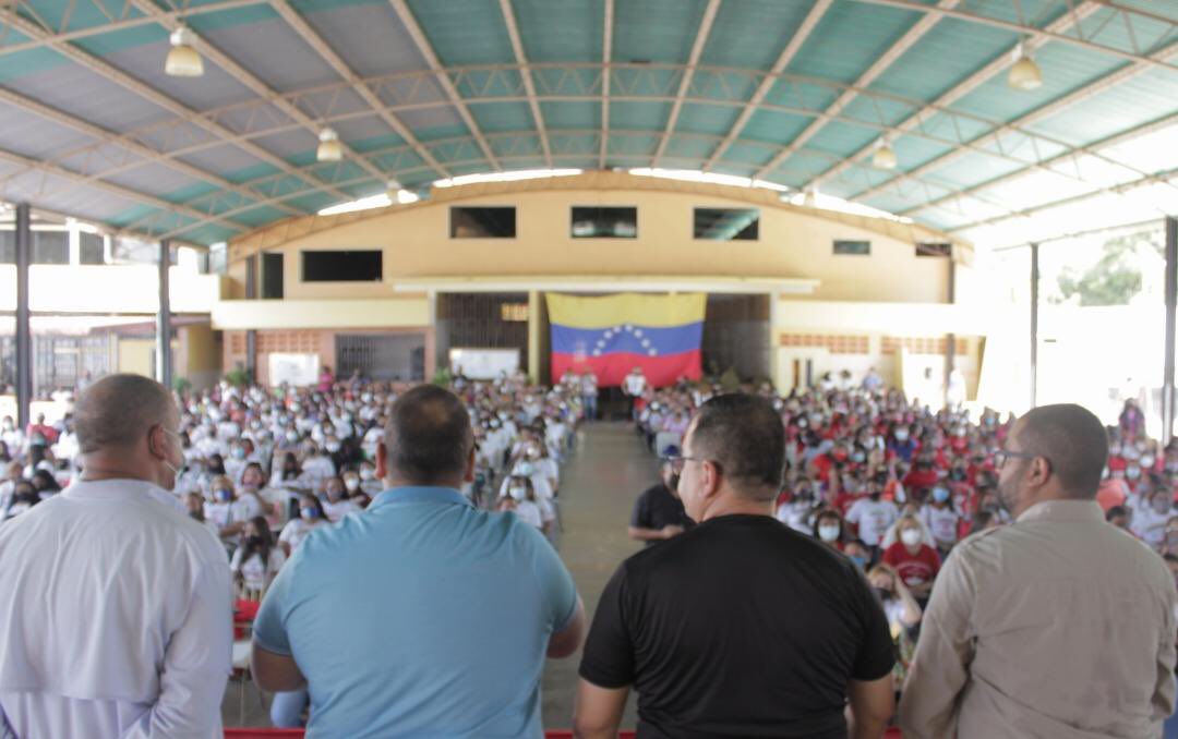 regulolacruz's tweet photo. #20Nov Junto a mis hermanos de lucha @leoalvacabrera @WILSONCOY y @JulioMeloGPP entregamos la titularidad a docentes de los Municipios: Libertador, Sucre y Lamas! Una vez más el Gobierno Bolivariano reconociendo los méritos de nuestros educadores!! #SigamosJuntos @NicolasMaduro https://t.co/Y23vgt0u7K