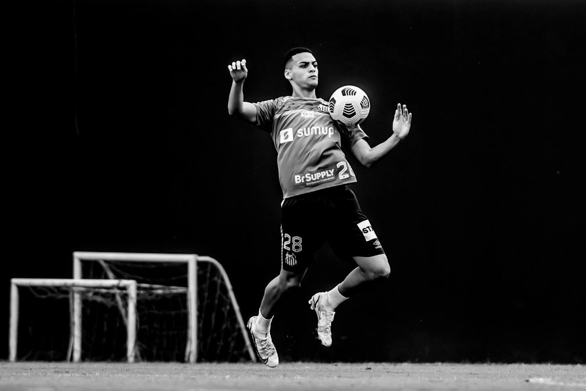 SantosFC's tweet photo. Tratando com carinho! ⚽❤️ @kaikyfernandes_ https://t.co/m04qlyt73T