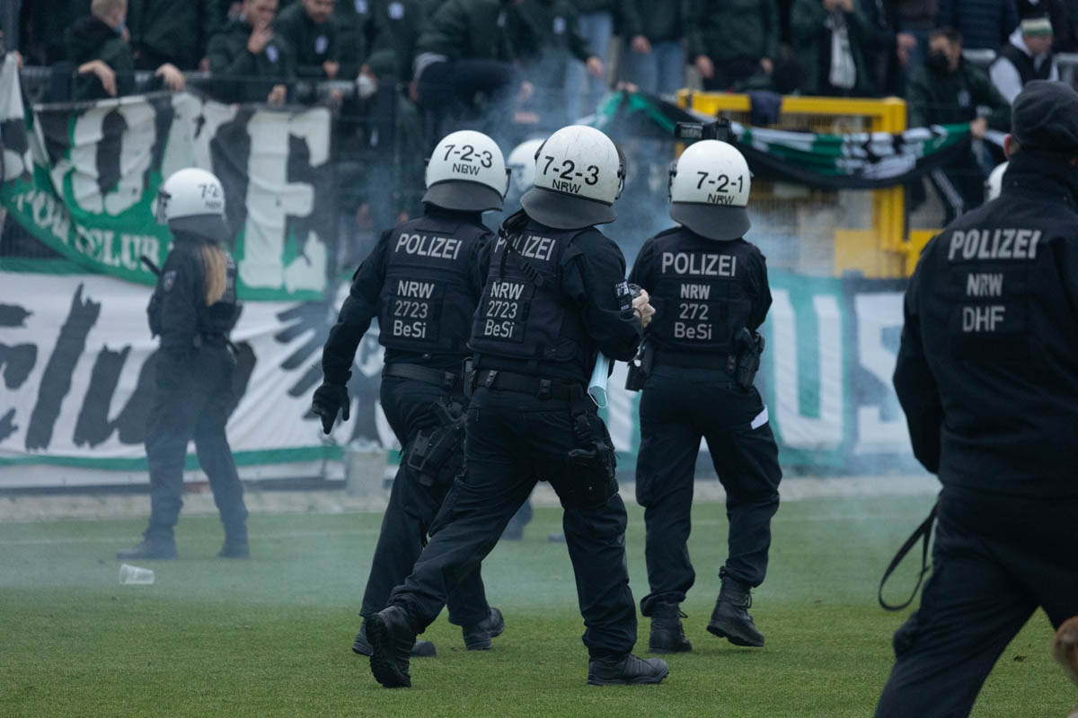 100ProzentSCP's tweet photo. Dem Sport zum Trotz bot das Spiel des @preussen06 in Uerdingen Gesprächsstoff - weil es in der Pause kurz vor dem Abbruch stand. https://t.co/pIvWxDlFVf #KFCSCP https://t.co/01B1Y1q0yC
