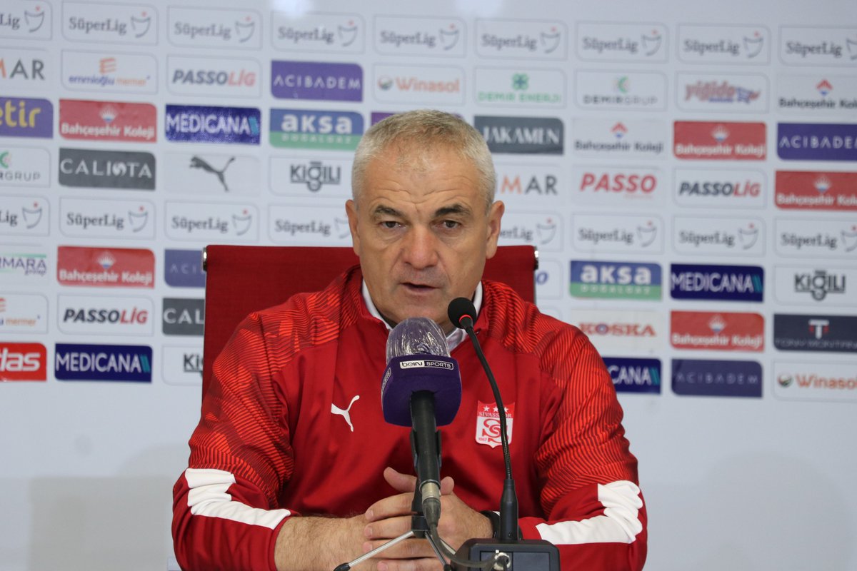 Rıza Çalımbay: "Bu hakemler bana göre bilerek yapıyor, özellikle Sivasspor'a bilerek yapıyorlar. Hakem hatalarından o kadar canım yandı ki benim maçımda hakem hakemliği bıraktı, hakem bizim kalemize gol attı. Bin tane şey yaşadım, hala yaşatıyorlar."