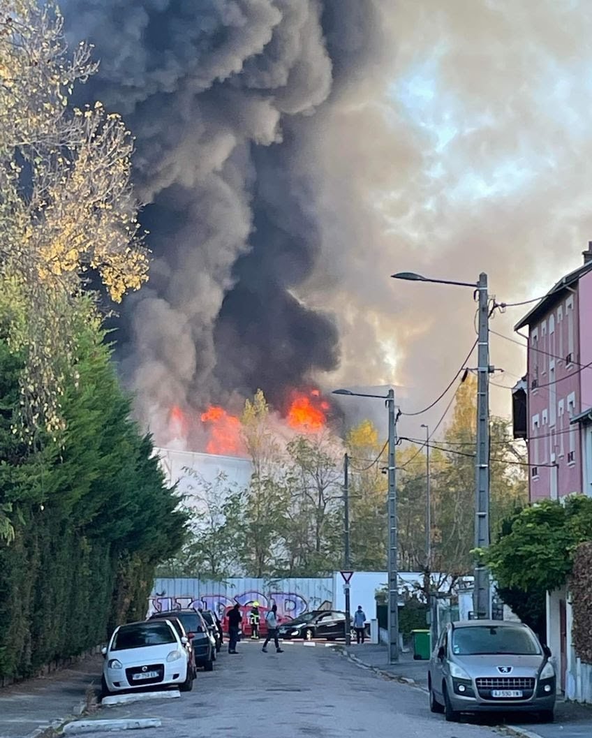 EDruaut's tweet photo. permanence.
Bilan, une centaine de personnes au chômage, des centaines d'artisans sans fournitures, des centaines de chantiers en rupture, des centaines de grenoblois et des environs qui vont avoir des soucis pour voir leurs chantiers terminés.
😡😡😡 Connards  ! https://t.co/X9oyzr28x0