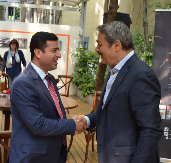 “Ahmet Kaya şarkı yaptığında gelir ilk bana okurdu”
Bütün dualarımız seninle yüreği güzel insan. Lütfen dayan 😞
 #Kadirİnanır