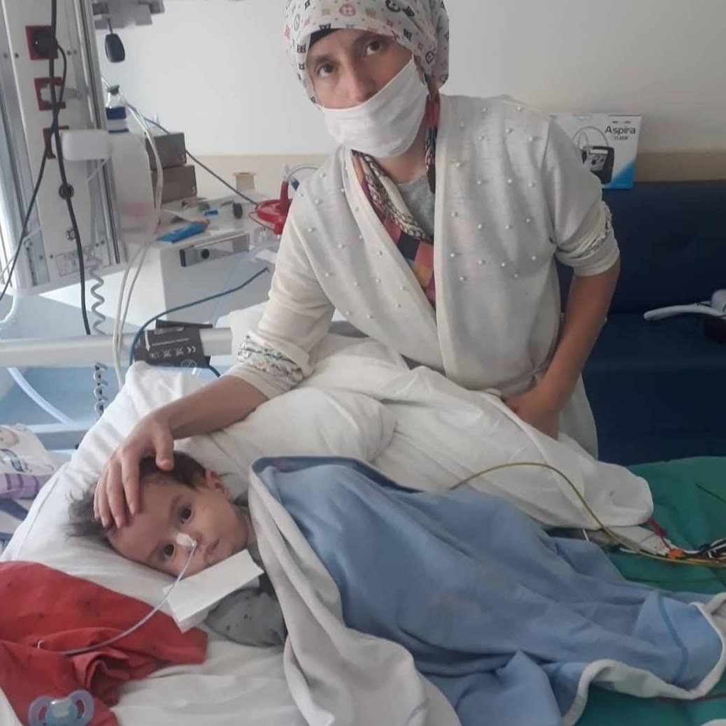 Ah be annesi!
Böylemi duyuracaktın sesini?
Böyle sessiz giderekmi?

Ah be annesi!
Şimdi kimler sen gibi okşayacak o ipek saçları?
Kimler bakacak sen gibi o kara gözlere?

Ah be annesi!
Yaktın kül ettin ciğerimizi😭😭