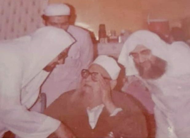 Zeynddin2's tweet photo. درَّسَ شيخ مشايخنا الشيخ محمد زكريا الكاندهلوي ((صحيح البخاري)) كاملا ١٦ مرة، و((سنن أبي داود)) ٣٠ مرة.

ولم يكن يدرس الحديث فقط مثل عامة الأساتذة، بل صار الحديث ذوقه وروحه وغذاءه، حيث شغفه حبه واختلط بلحمه ودمه.

 وفي الصور جزء من مكتبته رحمه الله رحمة واسعة. https://t.co/sNnShnWtF1