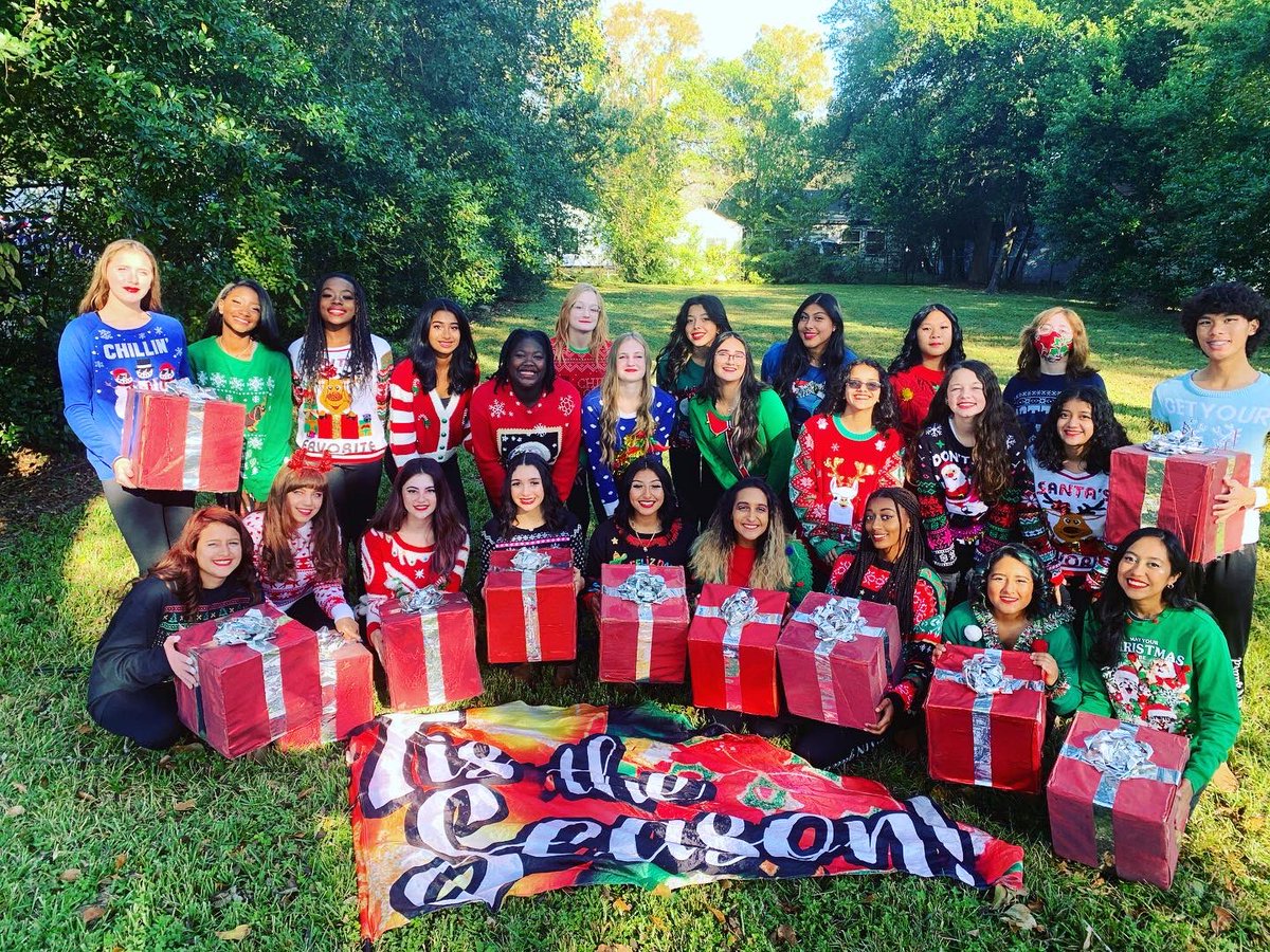 First Day of Break &amp; First Parade ever for us!! So fun! 🕯 🎄 🎁 ⭐️ ⛄️❄️🎺🥁🎷🏳️
#tistheseason #tomballparade  #jinglebells🔔