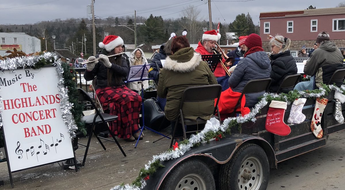Lorry_Brandon's tweet photo. What a fantastic Santa Claus Parade today! Thank-you to all of the organizers!  @MindenHillsCC @HaliburtonMedic @MindenRotary #highlandsconcertband #SantaClaus #myhaliburtonhighlands #comewander #Minden https://t.co/j7Sm5tHlHj