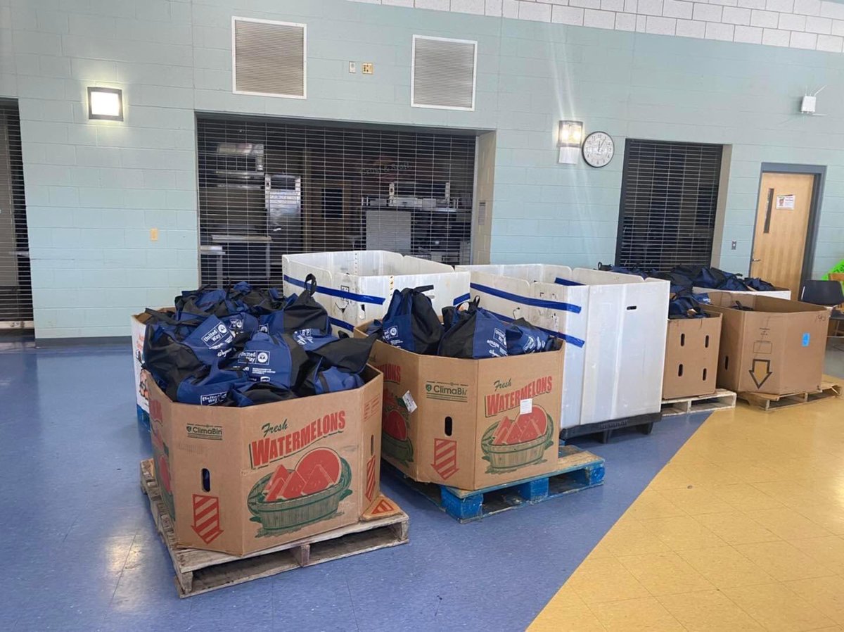 PatrickMOConnor's tweet photo. A big thank you to the United Way of Massachusetts Bay, the Weymouth Food Pantry, the South Shore Pet Food Pantry, Inc. and all of the volunteers that came out today to work this years #ThanksgivingProject. https://t.co/q0LhmUPaAT
