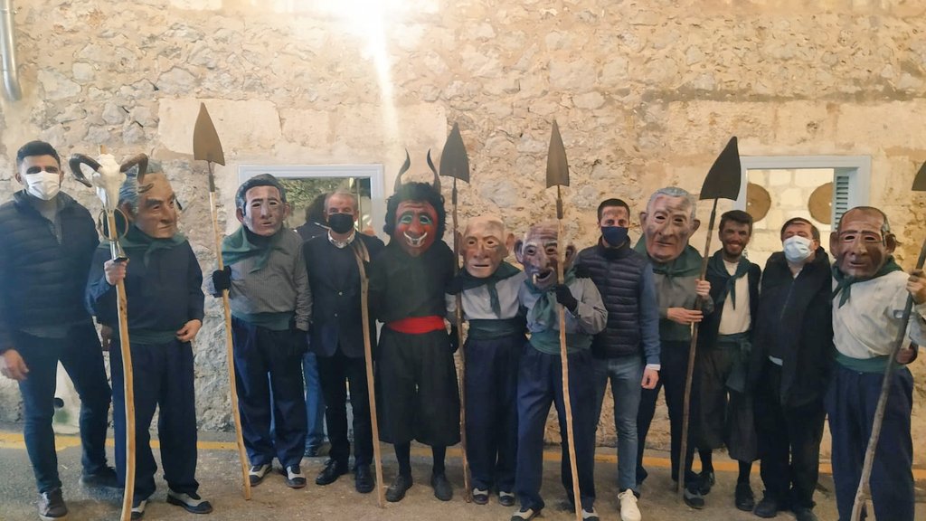 PPdeMallorca's tweet photo. Avui, el nostre president @Ll_Galmes ha visitat la Fira de s'Oliva de Caimari i els caparrots carboners han aprofitat per fer de les seves 😜

Moltes gràcies al batle de Selva @RotgerSegui per la convidada! https://t.co/6GBqf1AV47