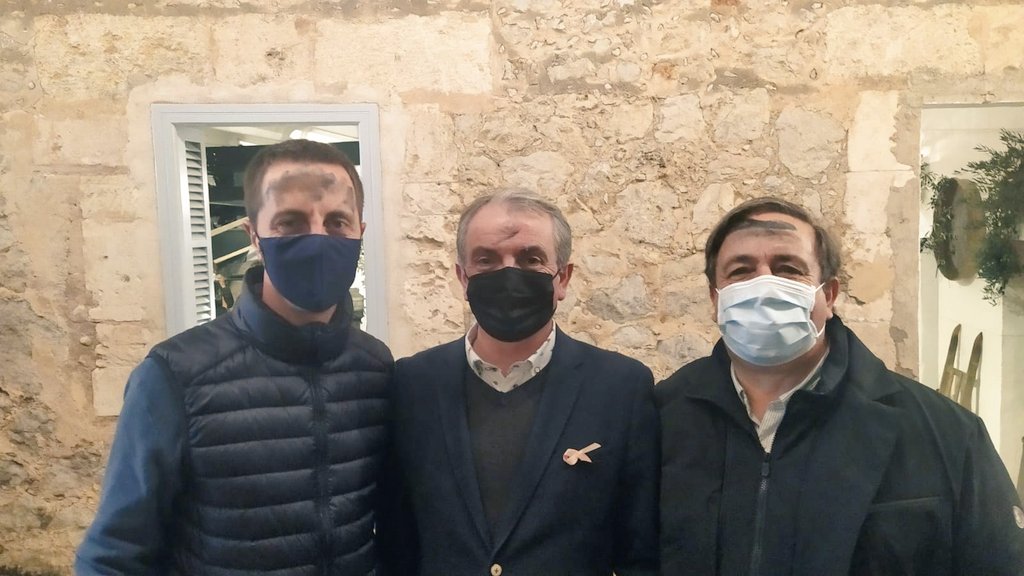 PPdeMallorca's tweet photo. Avui, el nostre president @Ll_Galmes ha visitat la Fira de s'Oliva de Caimari i els caparrots carboners han aprofitat per fer de les seves 😜

Moltes gràcies al batle de Selva @RotgerSegui per la convidada! https://t.co/6GBqf1AV47