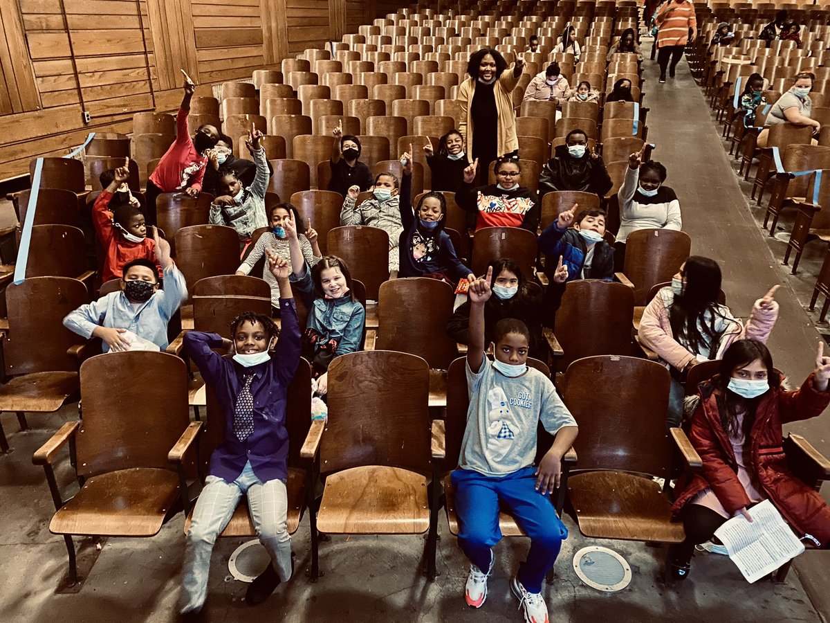 PrincipalSuggs's tweet photo. 🗣My students are literally glowing - Number 1‼️💥💥💥✨✨✨📣📣📣🎥📽🥰🥰 @GlenOakPPS150 @PEORIA150 #futureactor #futureactress #GoForGold #GoBold #GoBeyond https://t.co/woIt8XPNbC