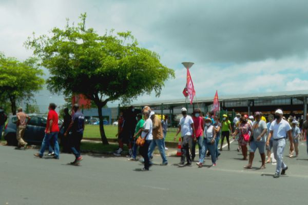 Papounay_'s tweet photo. depuis des décennies les #lesOutremer sont ignorés , mis à l’écart ,inaudibles, quand le couvercle de la marmite saute la seule réponse c'est la répression #Guadeloupe #darmanin envoi ,en plus des 2500 #FDO délà present , le #GIGN et le #Raid
une véritable déclaration de #guerre https://t.co/txWrMYebFL