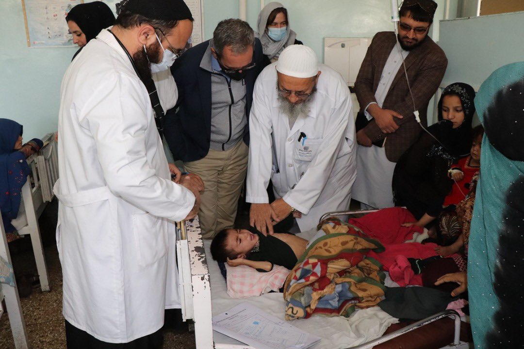 DStillhart's tweet photo. I am livid. Pictures viewed from afar of bone-thin children rightly elicit gasps of horror. Standing in the pediatric ward in #Kandahar’s largest hospital, looking into the empty eyes of hungry children and the anguished faces of desperate parents, the situation is infuriating. https://t.co/KIG3AkRo7j