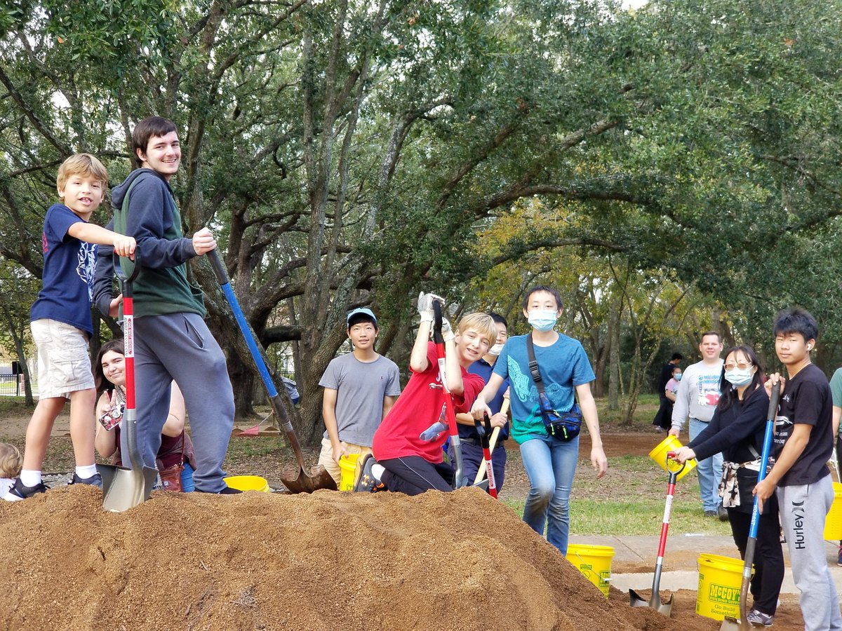 LeagueCityTX's tweet image. A big thanks to all the volunteers who came out today to #Leaguecity's @KeepTxBeautiful  #fallsweep at the Ghirardi Watersmart Park. We resealed wood fences, spread thousands of pounds of crushed granite on the walkways, and created a Kindness Rock Garden  #Service #CommunityDay