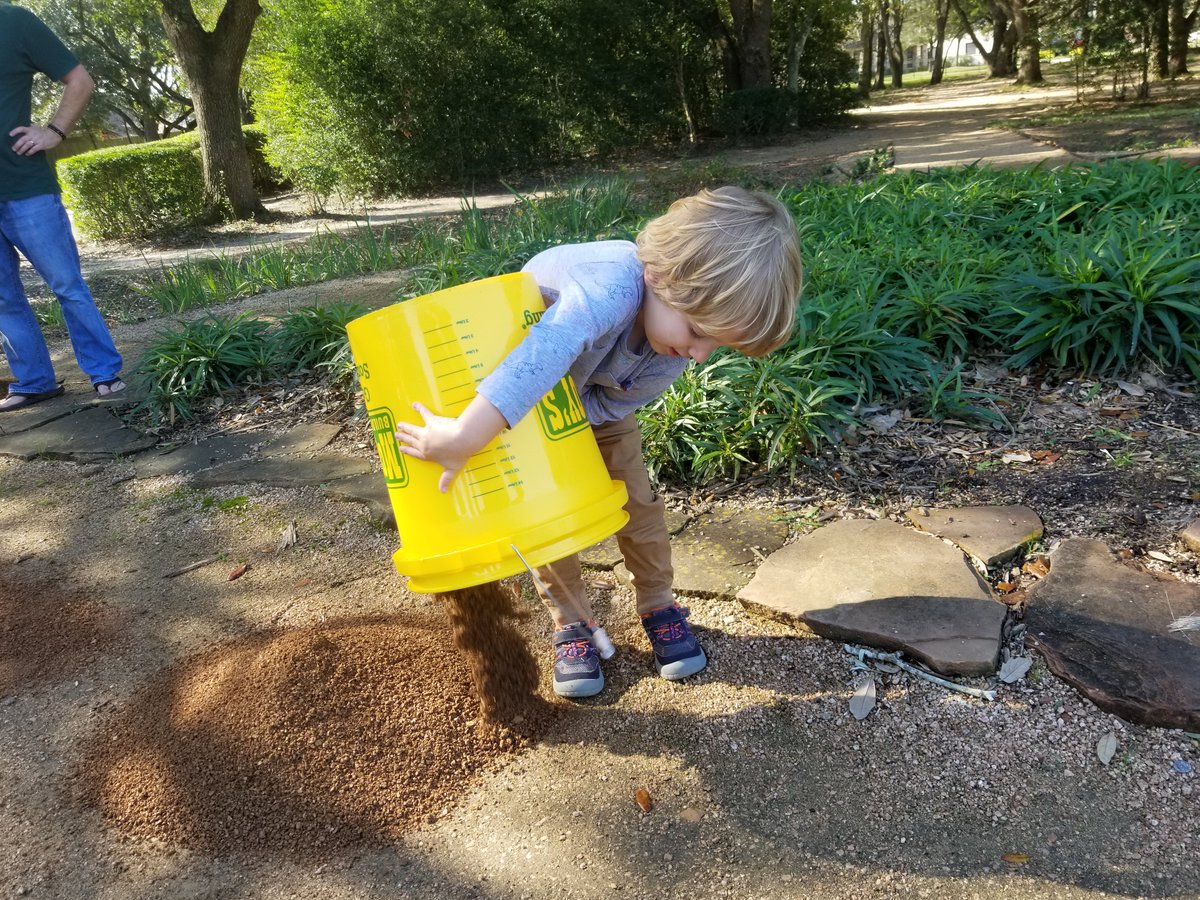 LeagueCityTX's tweet image. A big thanks to all the volunteers who came out today to #Leaguecity's @KeepTxBeautiful  #fallsweep at the Ghirardi Watersmart Park. We resealed wood fences, spread thousands of pounds of crushed granite on the walkways, and created a Kindness Rock Garden  #Service #CommunityDay