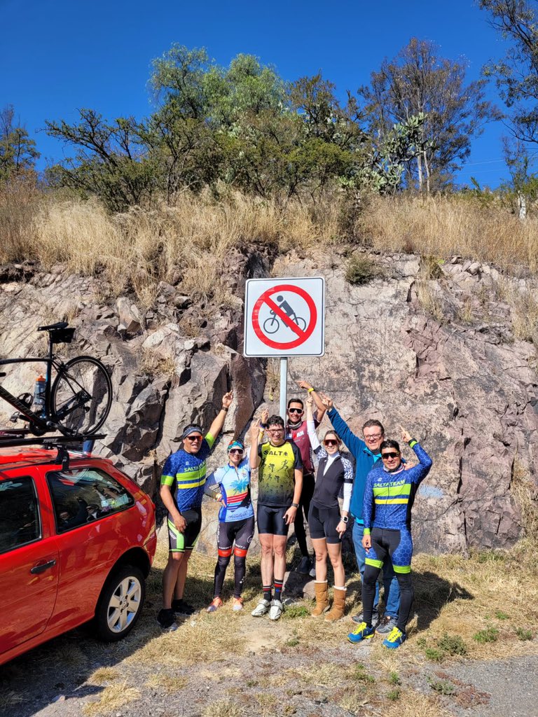 Fun_Fi's tweet image. Me encantan las políticas de este país, este hermoso estado de Michoacán… NO TENEMOS cultura vial, NO tenemos vialidades seguras para los ciclistas… MEJOR PROHIBIR que solucionar, Mejor tener diabéticos, hipertensos, delincuentes… @ARBedolla @AlfonsoMtz_Mx @tortugavolador