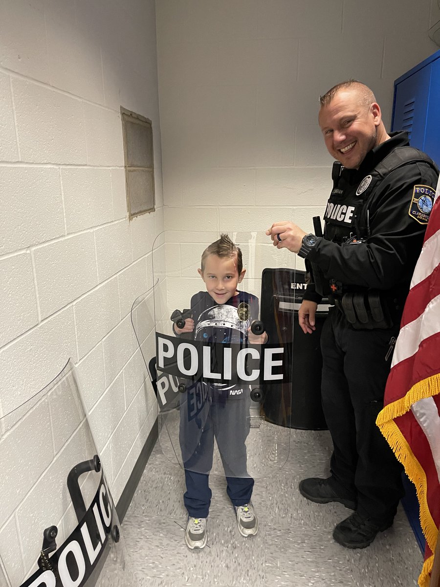 TownClarksville's tweet photo. Thanks to Corporal Cunningham and the Clarksville Police Department for giving 5 year old Kelyn Corrick a special tour of the polive department. Kelyn is a kindergartner who already plans on being a police officer or firefighter. #PreparingTheNextGeneration @CvillePDInd https://t.co/7ixHAz0WIA
