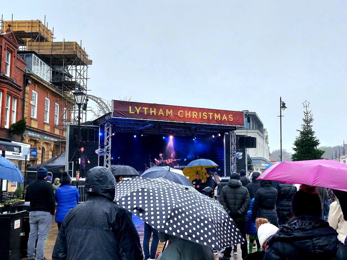 coombes_angie's tweet photo. Lovely afternoon in #Lytham with @Tony_Ginger forπlights turn on & bumped into some friends in #TheTaps & had a mulled wine π·π
Unfortunately weather wasn't great βπ§ https://t.co/Pjn2gOG4gA