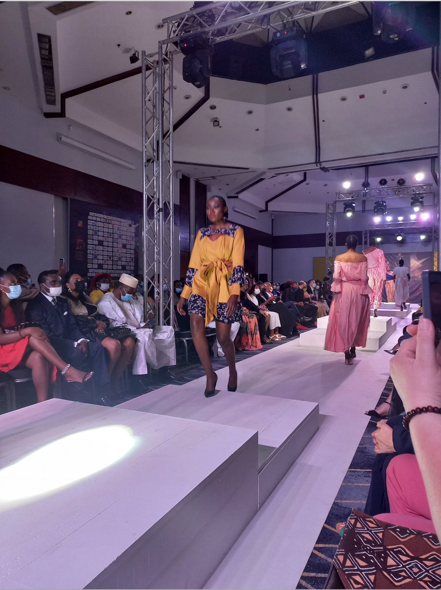 IFCameroun's tweet photo. YAOUNDÉ
#SemaineDeLaMode
Début du défilé de clôture au #HiltonHotel
Les designers candidats au prix #TalentDesCréateurs présentent leur collection 🤩 https://t.co/m57PanzZ1d