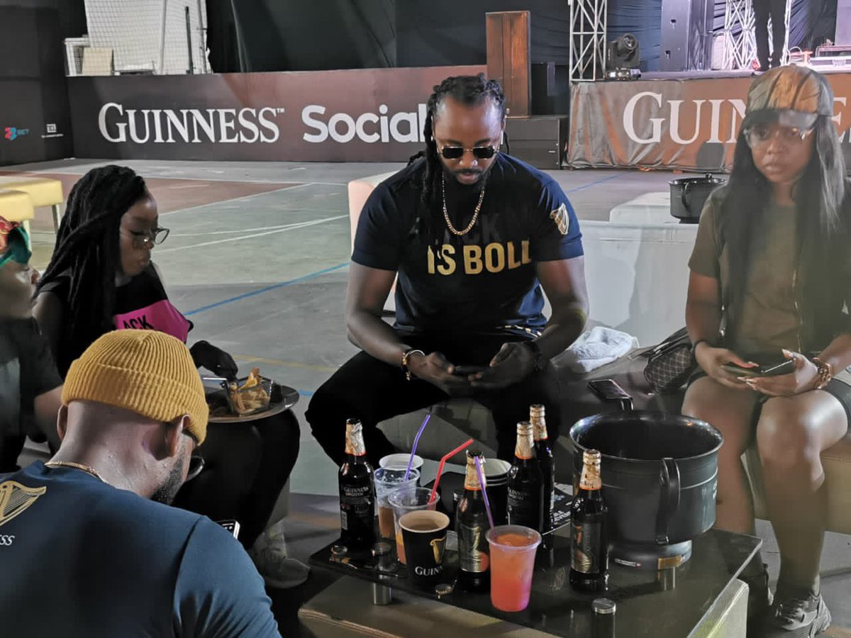 a__vanita's tweet photo. Ouuuuu!!!! See who’s at the GuinnessXSocialiga party.
“Till I die Oba”
He’s soo fine 🥰☺️

#GuinnessSociaLiga5ves
#TeamGuinness https://t.co/RLCybN2RGr