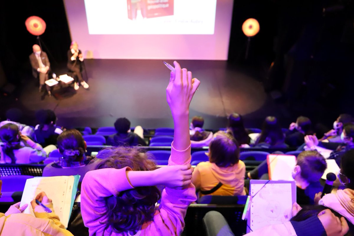 CKerrero's tweet photo. Passionnante masterclass avec @emilieaubry1 consacrée aux « Dessous des cartes » ! Face aux défis de l'urgence climatique, lycéens et éco-délégués, par leurs questions, soulignent l'importance de l'éducation au développement durable pour réfléchir et construire notre avenir. https://t.co/N2qygTBm71