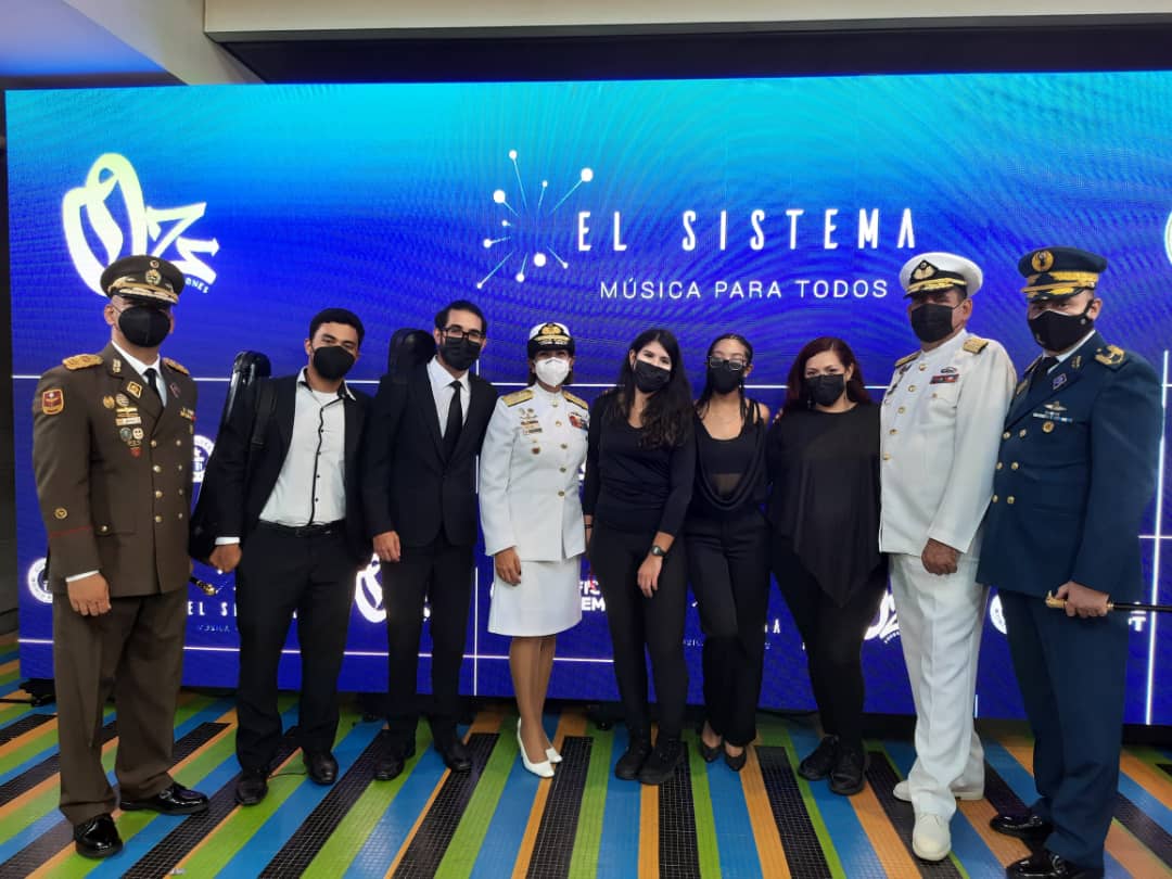 VirguezErika's tweet photo. Como Fuerza Armada Nacional Bolivariana, nos sentimos muy orgullosos de ser parte de la historia de #LaOrquestaMásGrandeDelMundo ¡Felicidades! https://t.co/O49Srzz7xm