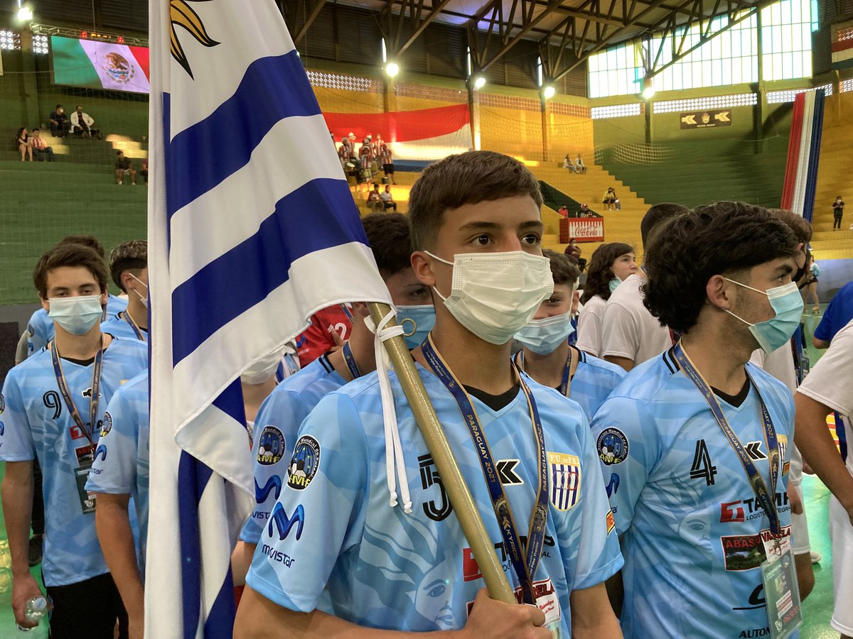 EL CAPITÁN DE URUGUAY 🇺🇾

Germán Latorre fue el encargado de portar la bandera más linda de todas. El olimareño será el capitán de la Selección Uruguaya C 15 en el Mundial de Paraguay.