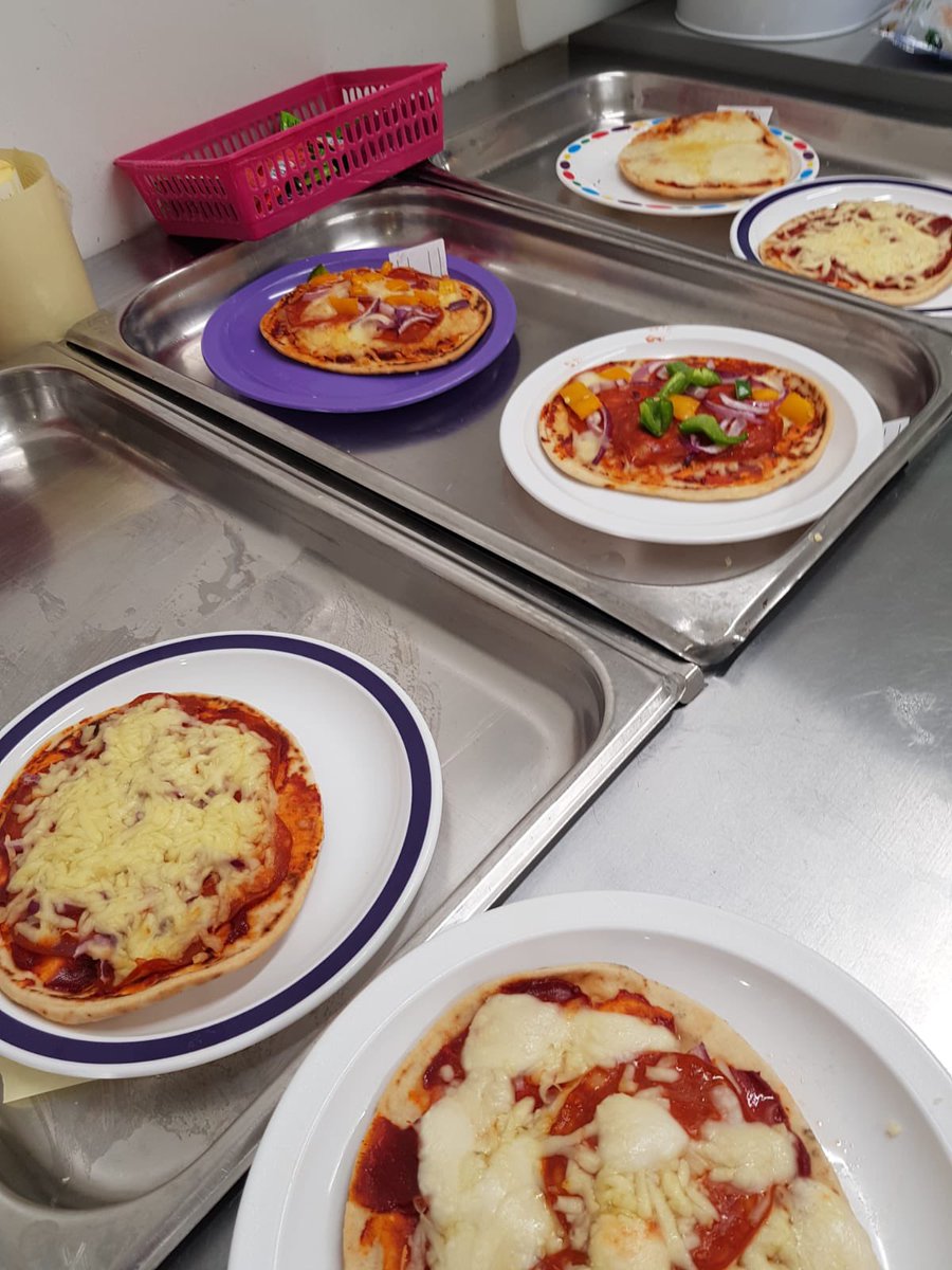 RMNlauren's tweet photo. Pizza making and quiz night on Griffin tonight🍕🍕📝📝 #GreatToBeGriffin https://t.co/mIaO92Nn3E