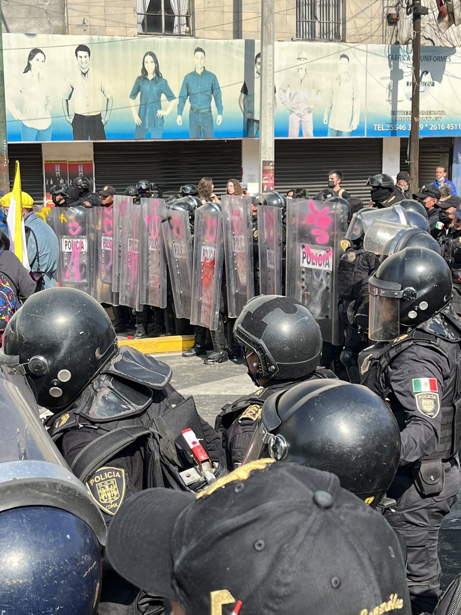 kanahtbat's tweet photo. Al gobierno de #CDMX le asusta más que luchemos por una vida digna que la violencia transfeminicida que nos está atravesando. La ‘ciudad de derechos’ reprime, encapsula, avienta gas y pone en peligro la integridad de las infancias. #MemoriaTrans https://t.co/JmHTPIl0Du