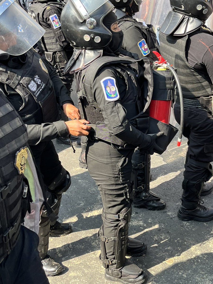 kanahtbat's tweet photo. Al gobierno de #CDMX le asusta más que luchemos por una vida digna que la violencia transfeminicida que nos está atravesando. La ‘ciudad de derechos’ reprime, encapsula, avienta gas y pone en peligro la integridad de las infancias. #MemoriaTrans https://t.co/JmHTPIl0Du