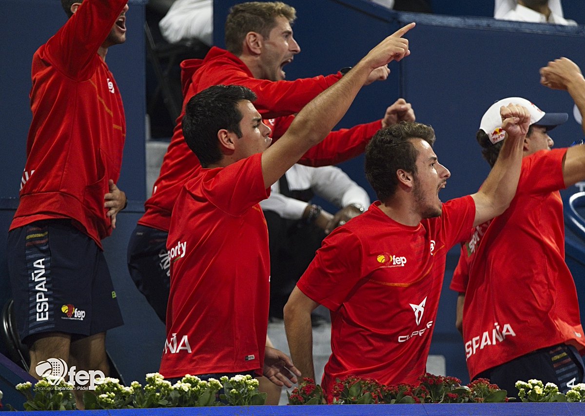 AnalistasPadel's tweet photo. 🏆🇪🇦🏆 ¡DOBLETE MUNDIAL!

👑 España se corona campeona del mundo en categoría masculina y femenina y vuelve a lo más alto 11 años después. https://t.co/Qw2H9UuK33